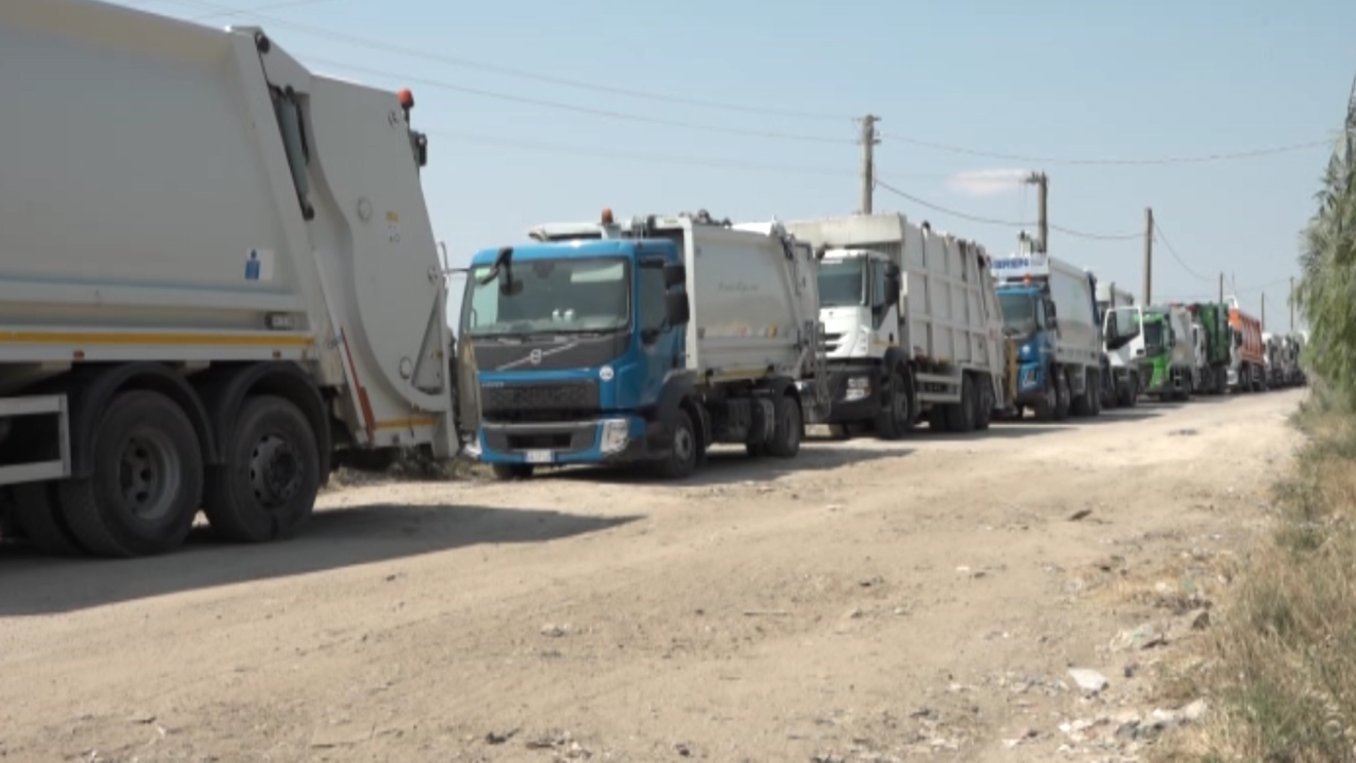 Torna l'incubo rifiuti nella provincia di Foggia, decine di camion in coda davanti agli impianti: comuni ad un passo dall'emergenza – Telesveva Notizie